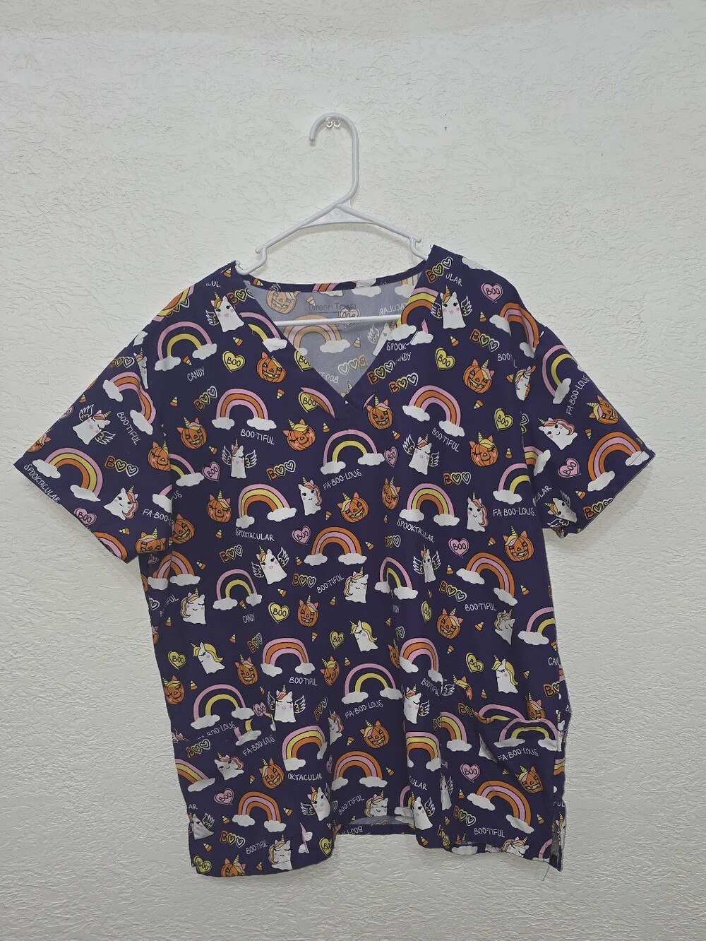 GREENTOWN 2X Adult SCRUB TOP Purple Halloween Rainbow & Cat Print